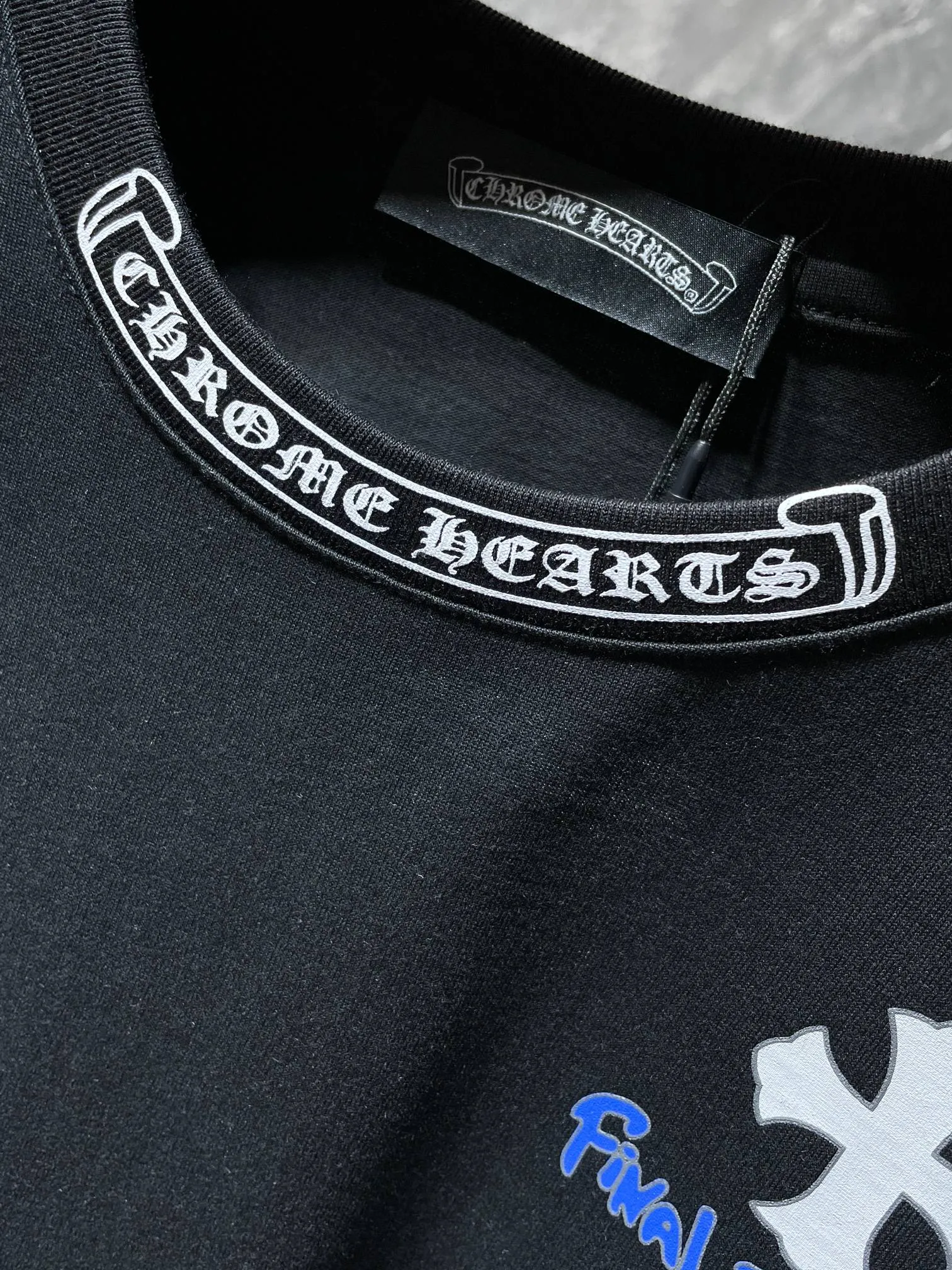 P160 ✨New arrival✨ Chrome Hearts 25ss High gram weight, environmentally friendly and high-quality top-quality fabric 260g~270g Cross Sanskrit patchwork leather overlapping metal short-sleeved T-shirt Heavy hand-cut patchwork embroidery process➕Tajima machine embroidery➕Handmade willows Counter synchronization 1:1 replica version 🌈Recommended colors: black white 🌈 Size: S, M, L, XL